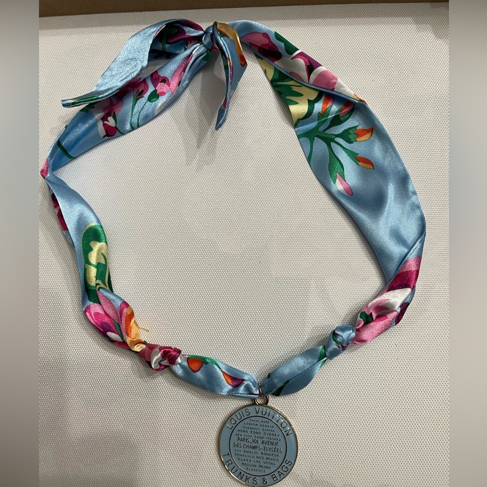 Auth Louis Vuitton Blue bags and trunks Medallion pendant w/scarf and chain - Picture 7 of 7